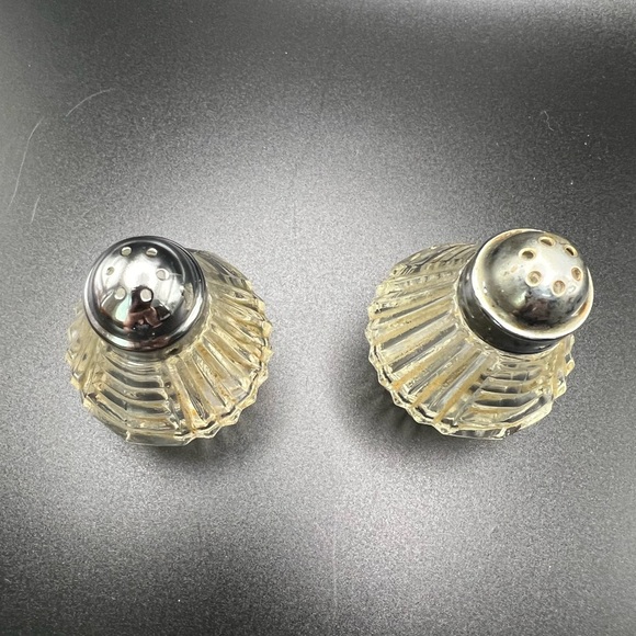 Vintage Anchor Hocking Clear Glass Salt and Pepper Shakers Chrome Tops - Picture 3 of 10